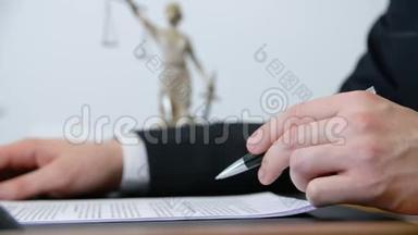 律师事务所工作台笔签合同的特写